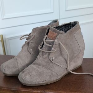 TOMS Women's Tan Suede Wedge Lace Up Shoes Size 6